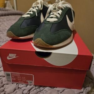 Nike Womens Forest Green and Black Sneakers